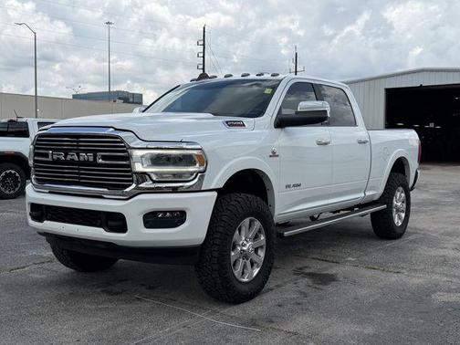 Bright White Clearcoat 2022 RAM 2500 Laramie Crew Cab 4x4 6'4' Box