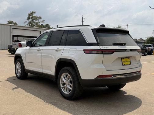 Bright White Clearcoat 2026 Jeep Grand Cherokee Altitude