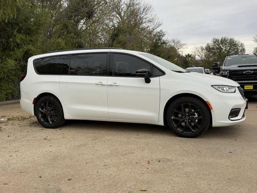 2026 Chrysler Pacifica L