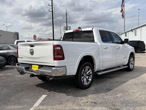 Ivory White Tri-Coat Pearlcoat 2019 RAM 1500 Laramie
