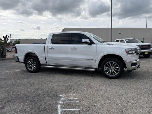 Ivory White Tri-Coat Pearlcoat 2019 RAM 1500 Laramie