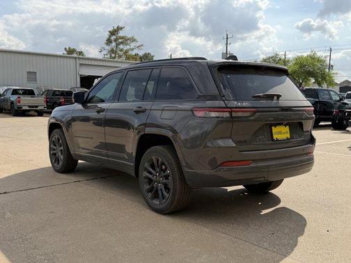 Baltic Gray Metallic Clearcoat 2026 Jeep Grand Cherokee Limited