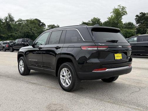 Diamond Black Crystal Pearlcoat 2026 Jeep Grand Cherokee Altitude