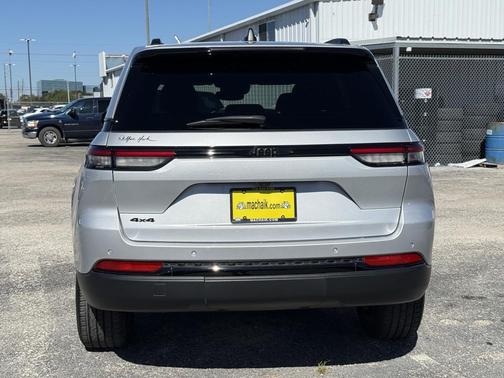 2022 Jeep Grand Cherokee Altitude
