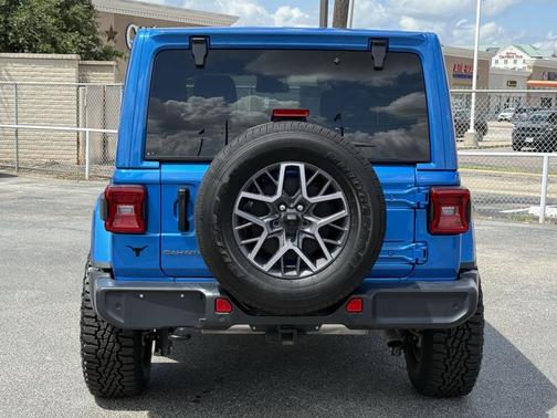 2025 Jeep Wrangler 4-Door Sahara 4x4