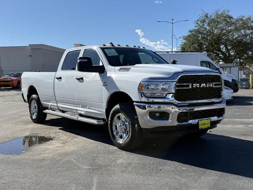 2023 RAM 3500 Tradesman Crew Cab 4x4 8' Box