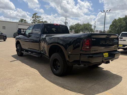 Diamond Black Crystal Pearlcoat 2026 RAM 3500 Lone Star Crew Cab 4x4 8' Box