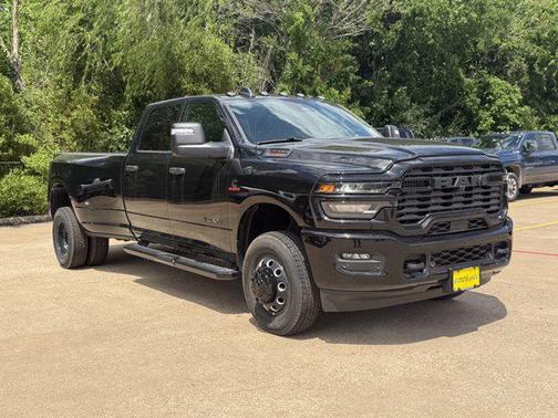 Diamond Black Crystal Pearlcoat 2026 RAM 3500 Lone Star Crew Cab 4x4 8' Box