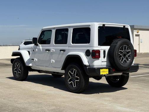 2025 Jeep Wrangler 4-Door Sahara 4x4