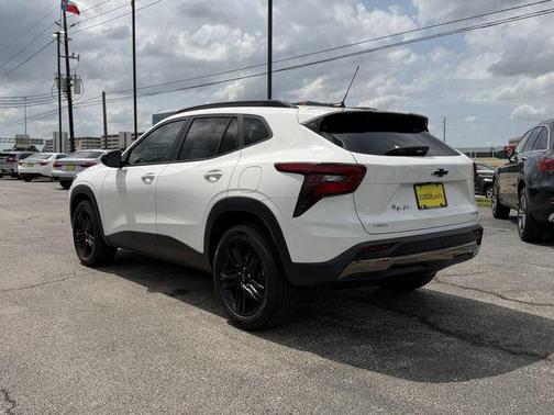 Summit White 2025 Chevrolet Trax FWD ACTIV