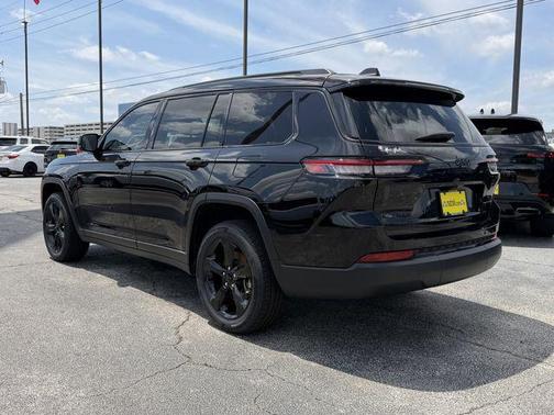 Diamond Black Crystal Pearlcoat 2023 Jeep Grand Cherokee L Altitude