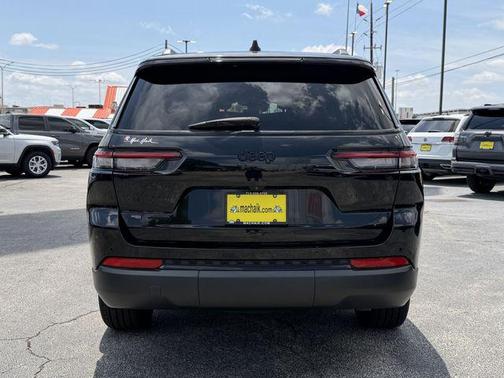 Diamond Black Crystal Pearlcoat 2023 Jeep Grand Cherokee L Altitude