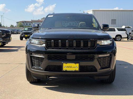 Diamond Black Crystal Pearlcoat 2026 Jeep Grand Cherokee Limited