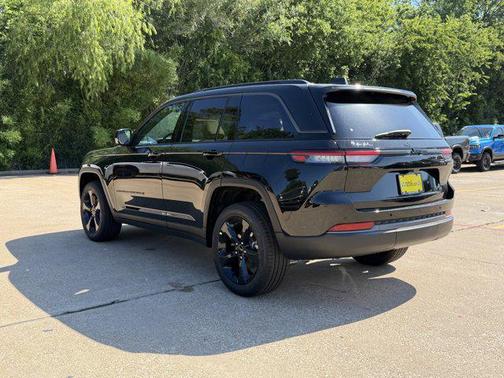 Diamond Black Crystal Pearlcoat 2026 Jeep Grand Cherokee Limited