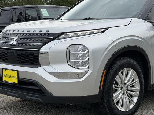 Alloy Silver Metallic/Black Roof 2023 Mitsubishi Outlander ES 2.5 2WD