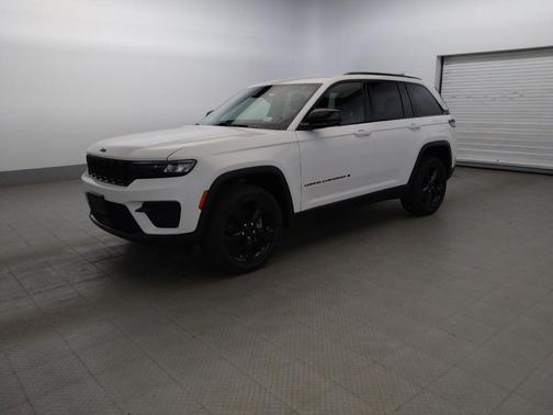 Bright White Clearcoat 2023 Jeep Grand Cherokee Altitude
