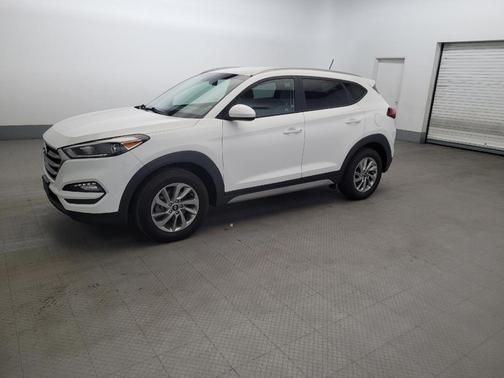 Dazzling White 2017 Hyundai TUCSON SE