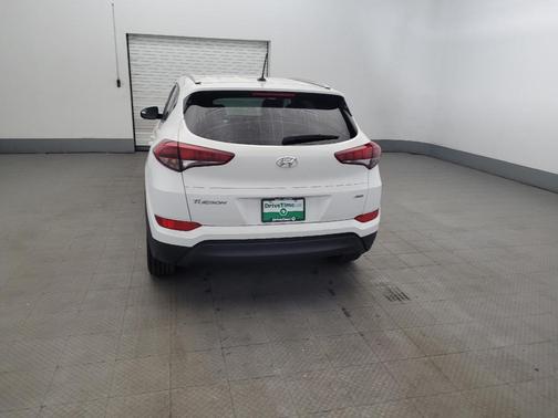 Dazzling White 2017 Hyundai TUCSON SE