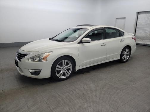 Pearl White 2013 Nissan Altima 3.5 SL