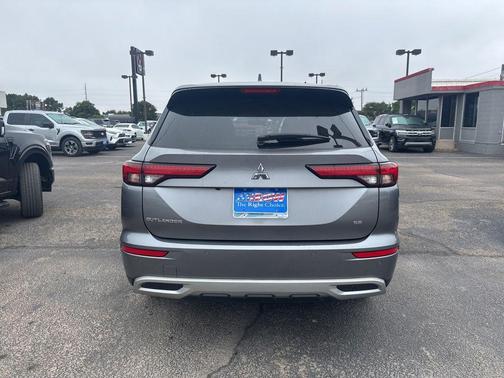 Silver 2024 Mitsubishi Outlander SE