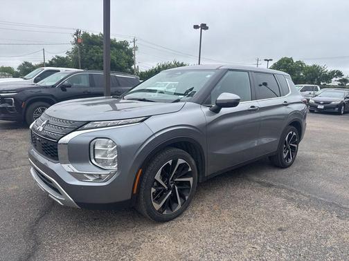 Silver 2024 Mitsubishi Outlander SE