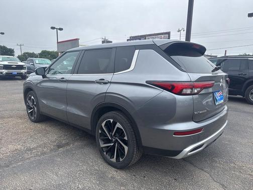 Silver 2024 Mitsubishi Outlander SE