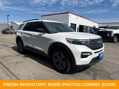 White Metallic 2022 Ford Explorer XLT