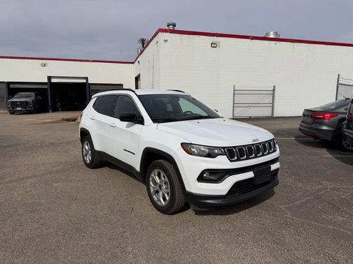 Bright White Clearcoat 2025 Jeep Compass Latitude