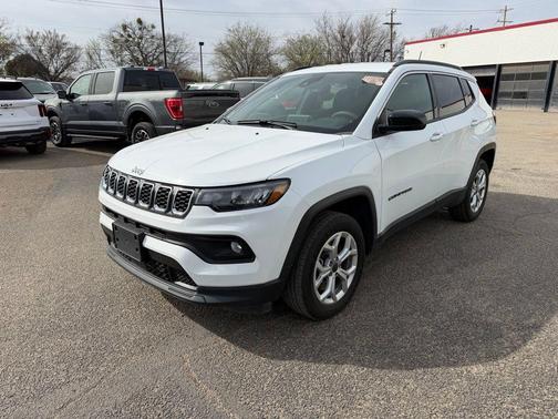 Bright White Clearcoat 2025 Jeep Compass Latitude