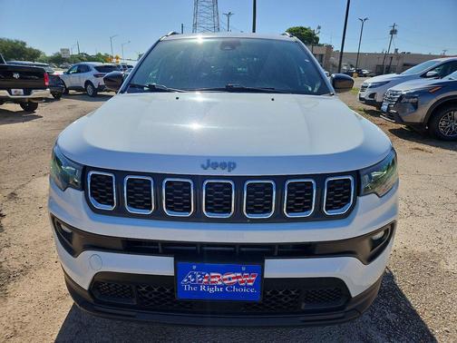 Bright White Clearcoat 2025 Jeep Compass Latitude