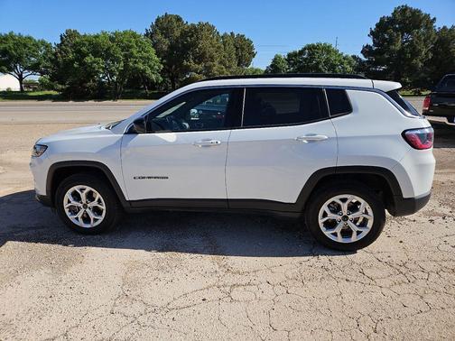 Bright White Clearcoat 2025 Jeep Compass Latitude
