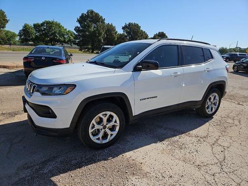Bright White Clearcoat 2025 Jeep Compass Latitude