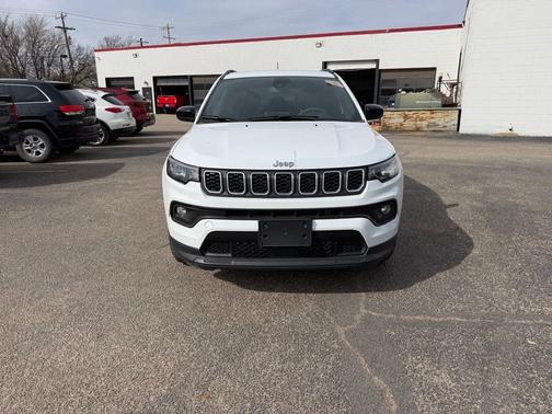 Bright White Clearcoat 2025 Jeep Compass Latitude