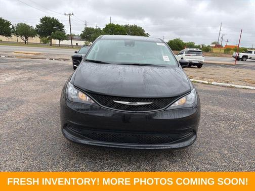 Brilliant Black Crystal Pearlcoat 2023 Chrysler Voyager LX