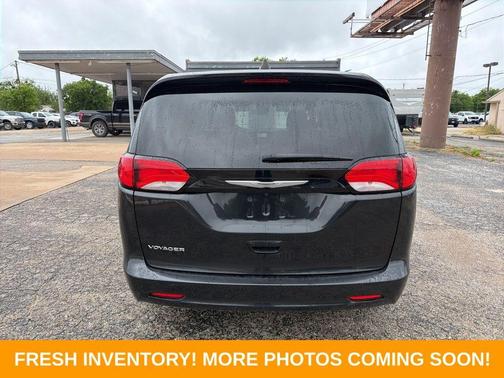 Brilliant Black Crystal Pearlcoat 2023 Chrysler Voyager LX