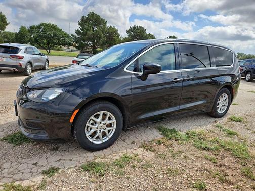 Brilliant Black Crystal Pearlcoat 2023 Chrysler Voyager LX