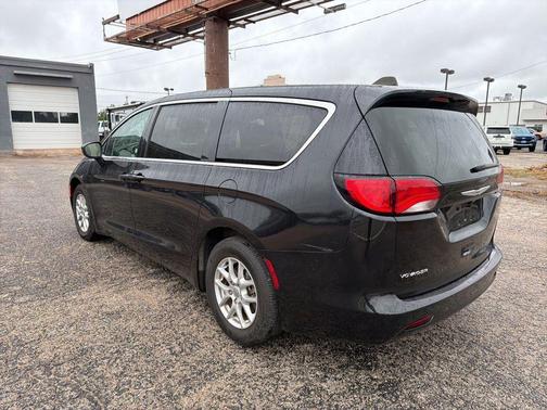 Brilliant Black Crystal Pearlcoat 2023 Chrysler Voyager LX
