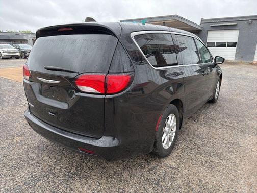 Brilliant Black Crystal Pearlcoat 2023 Chrysler Voyager LX