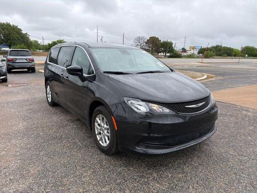Brilliant Black Crystal Pearlcoat 2023 Chrysler Voyager LX