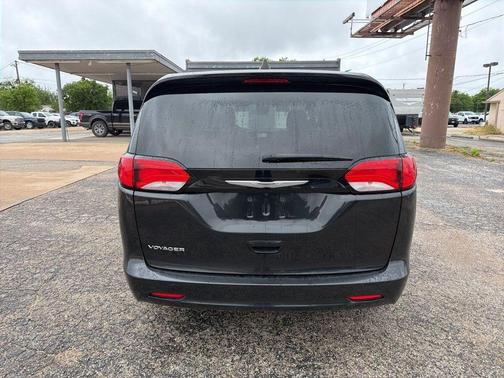 Brilliant Black Crystal Pearlcoat 2023 Chrysler Voyager LX