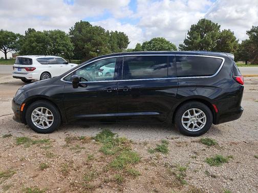 Brilliant Black Crystal Pearlcoat 2023 Chrysler Voyager LX