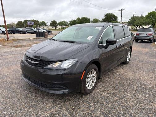 Brilliant Black Crystal Pearlcoat 2023 Chrysler Voyager LX