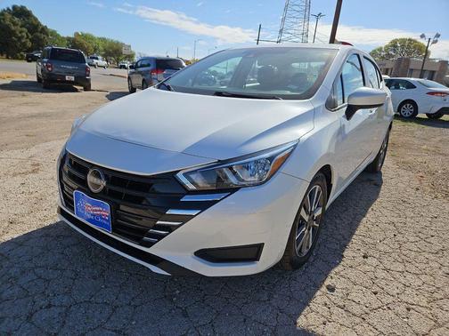 Aspen White 2024 Nissan Versa 1.6 SV