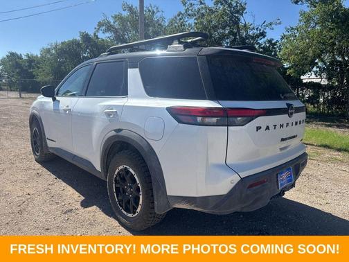 White / Black 2025 Nissan Pathfinder Rock Creek