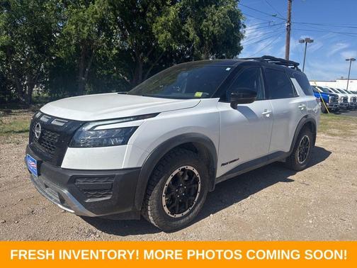 White / Black 2025 Nissan Pathfinder Rock Creek