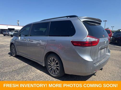 Silver Sky Metallic 2018 Toyota Sienna XLE