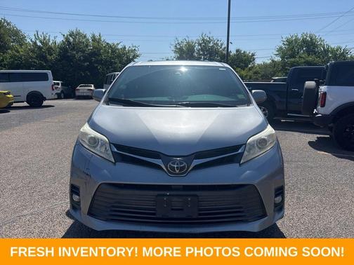 Silver Sky Metallic 2018 Toyota Sienna XLE