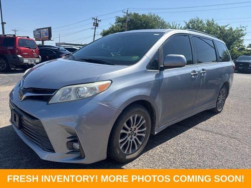 Silver Sky Metallic 2018 Toyota Sienna XLE