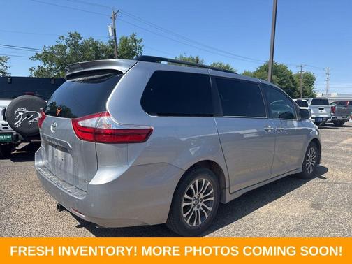 Silver Sky Metallic 2018 Toyota Sienna XLE