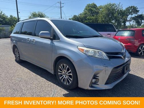 Silver Sky Metallic 2018 Toyota Sienna XLE
